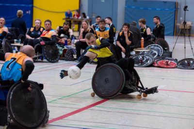 Rollstuhl-Rugby-Spieler zeigen vollen Einsatz. Vor dem Publikum