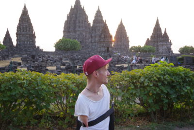 Janis McDavid besucht Tempelanlage in Indonesien