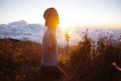 Janis McDavid genießt auf dem Berg die Aussicht über die Wolken