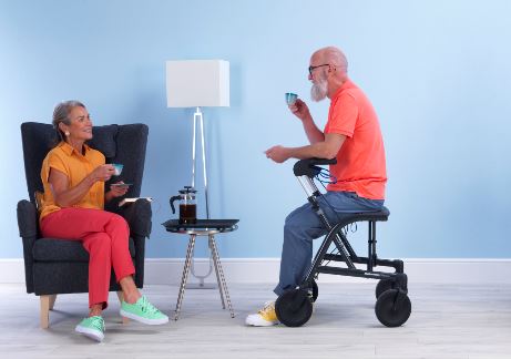 Der Rollator Dolomite Gloss dient als praktische Sitzgelegenheit