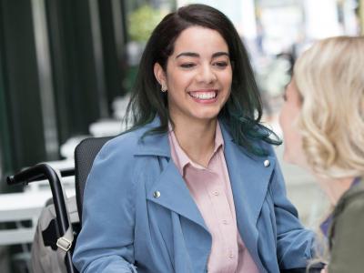 Zwei Frauen lachen gemeinsam