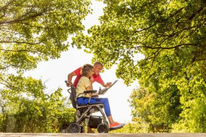 Faltbare Rollstühle für den Innen- und Außenbereich