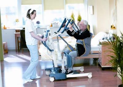 Aufstehlifter Invacare Roze Anwendungsbeispiel