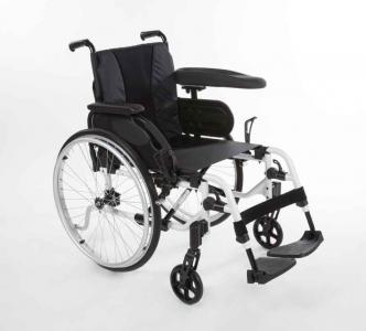 Manueller Rollstuhl Invacare Action 4 NG mit Hemi-Armauflage
