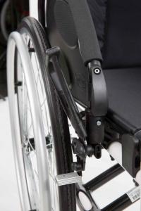 Manueller Rollstuhl Invacare Action 4 NG Detailansicht Entriegelungshebel