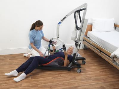 Patientenlifter Invacare Birdie EVO Anwendungsbeispiel