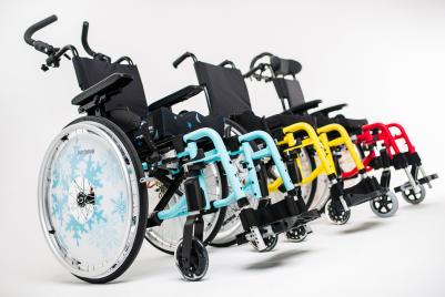 Kinder-Rollstuhl Invacare Action 3 Junior (hellblauer, gelber, roter Rahmen)