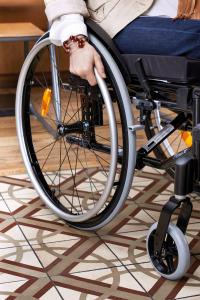 Aktivrollstuhl Invacare Action XT Detailansicht Hinterrad mit Greifring und Vorderradgabel mit Vorderrad