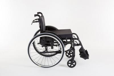 Aktivrollstuhl Invacare Action XT seitliche Ansicht