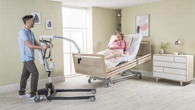 Patientenlifter Invacare Birdie EVO XPLUS Anwendungsbeispiel