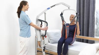 Patientenlifter Invacare Birdie EVO PLUS Anwendungsbeispiel