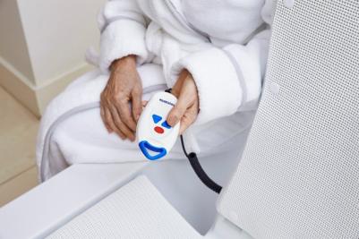 Badewannenlifter Aquatec Kogia Detailansicht Handbedienteil