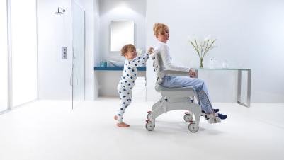 Toilettenrollstuhl Aquatec Ocean Ergo Anwendungsbeispiel