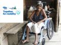 Eine ältere Dame sitz in einem Rollstuhl